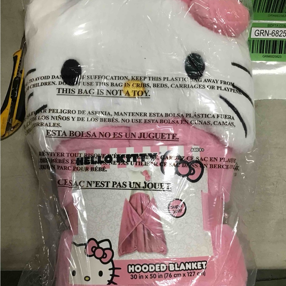Hello Kitty Kids' Hooded Blanket and Doll Set New - Picture 3 of 8